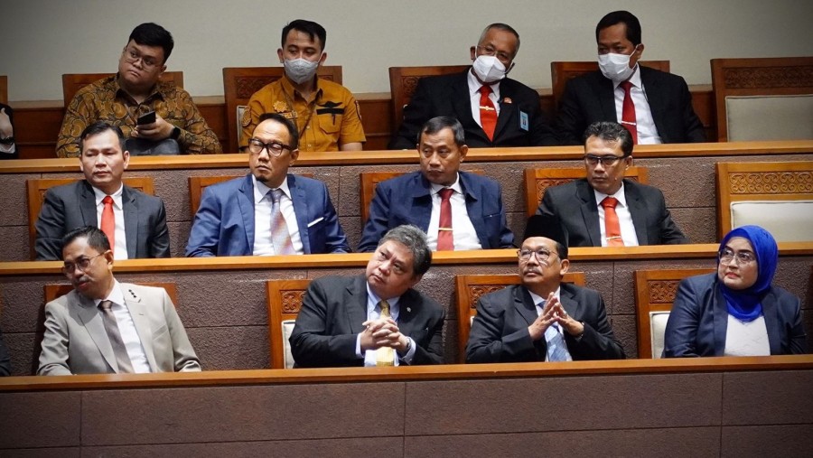 Wamenag Zainut Tauhid dampingi Menko Bidang Perekonomian Airlangga Hartarto, pada rapat Paripurna DPR.