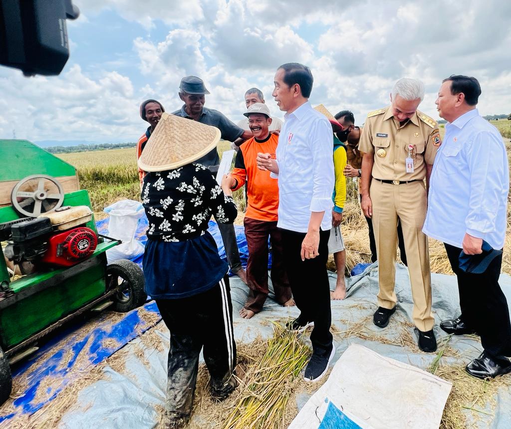 Presiden Jokowi didampingi Menhan Prabowo Subianto dan Gubernur Jateng Ganjar Pranowo menyaksikan panen raya padi, di Kebumen, Provinsi Jawa Tengah, Kamis (09/03).