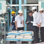 Presiden Jokowi dan Seskab Pramono Anung beserta sejumlah pejabat lainnya meninjau Sentra Penggilingan Padi Bulo di Sragen, Sabtu (11/03).
