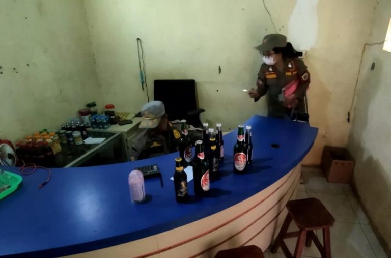 Jelang Ramadhan, Satpol PP Sita Puluhan Botol Miras di Gunung Tugel