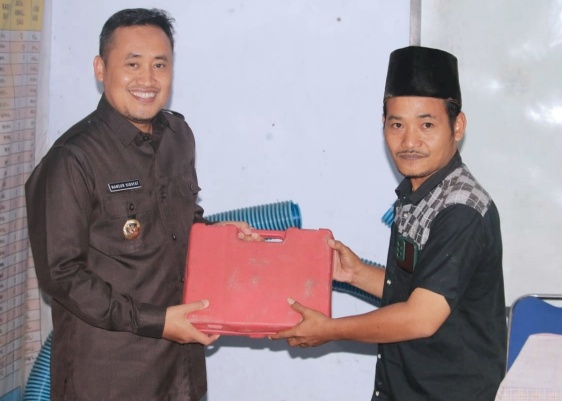 Merespon Usulan Warga Terdampak Rob, Plt Bupati Serahkan Pompa Air