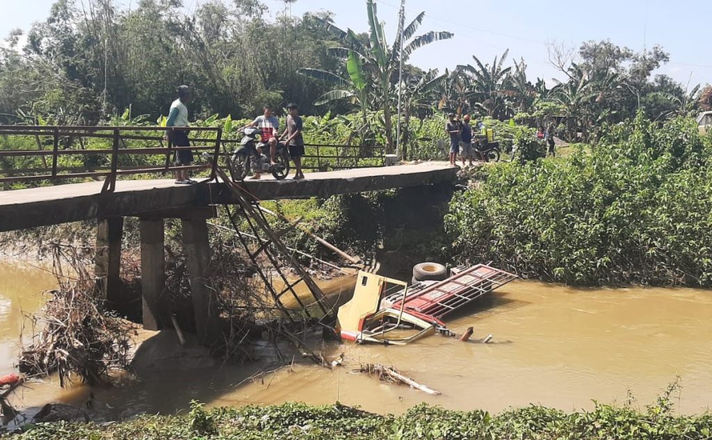 Gagal Melintas di Jembatan Rusak, Truk Terjun Bebas ke Dalam Sungai