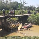 Gagal Melintas di Jembatan Rusak, Truk Terjun Bebas ke Dalam Sungai
