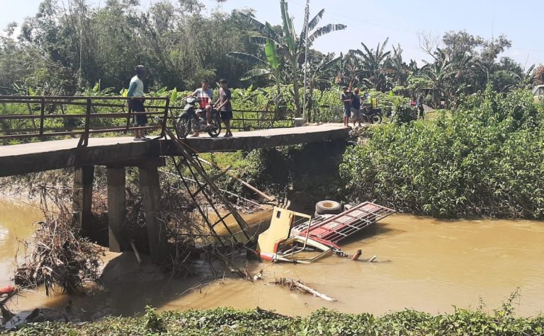 Gagal Melintas di Jembatan Rusak, Truk Terjun Bebas ke Dalam Sungai