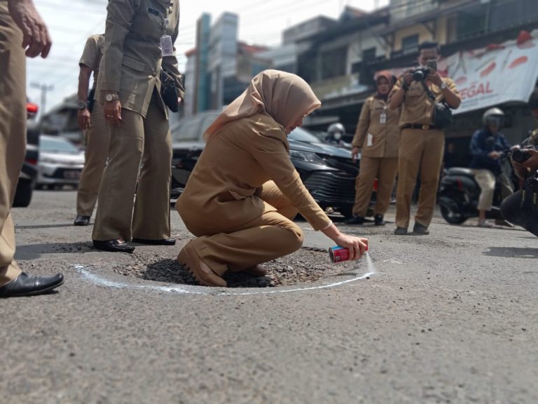 Banyak Jalan Berlubang, Bupati Minta Dinas Gerak Cepat Memperbaiki
