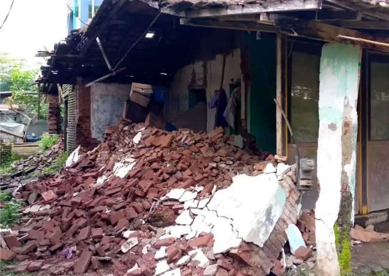 Angin Kencang Robohkan Empat Rumah di Kudus