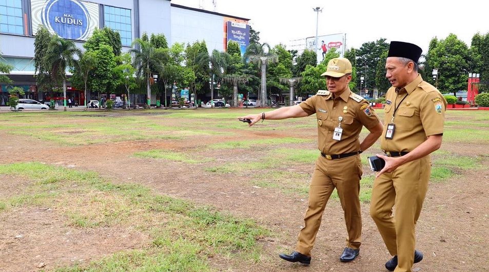 Rumput Alun-alun Kudus Rusak Akibat Dandangan, Bupati Kudus: Segera Kami Pulihkan