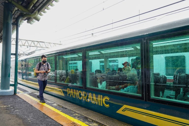 KAI Daop 4 Layani Kereta Panoramic yang Dirangkaikan KA Argo Muria