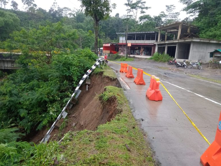 Longsor di Utara Jembatan Grawah, Kecamatan Cepogo.