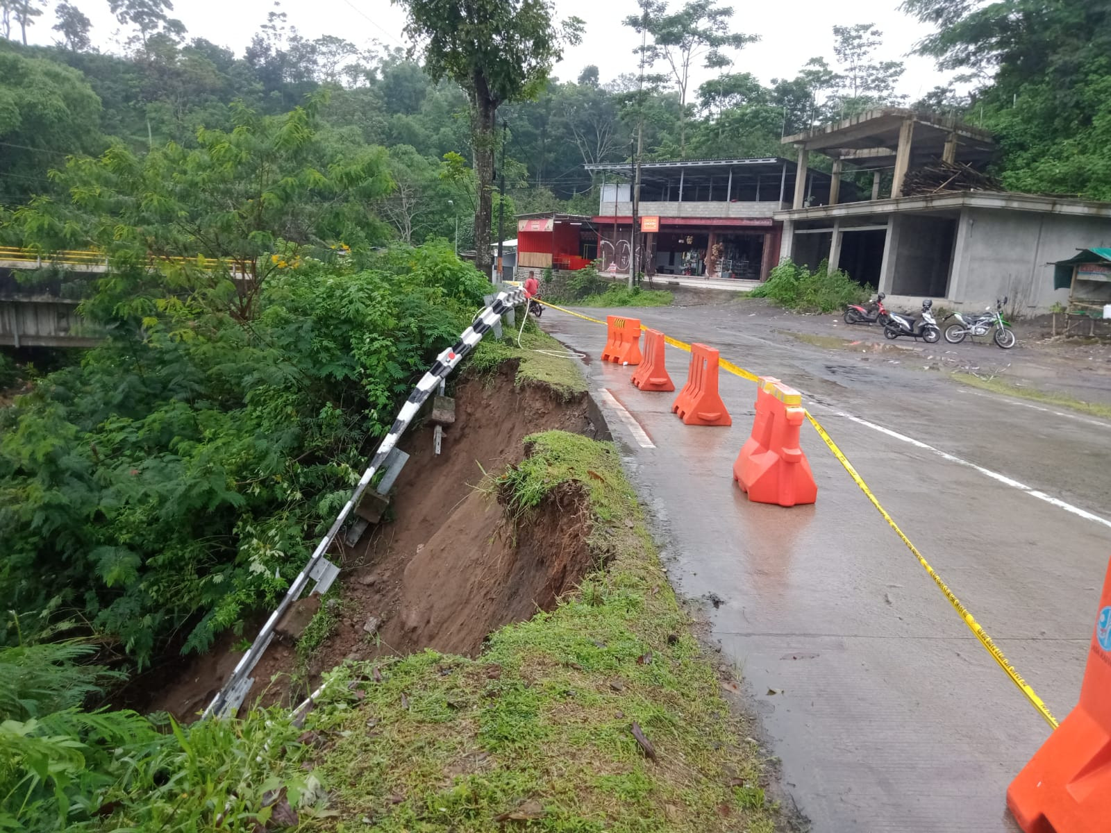 Longsor di Utara Jembatan Grawah, Kecamatan Cepogo.