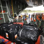 Anggota Kopasgat TNI AU bersiap menurunkan logistik dan peralatan Mendarat di Ranai, Natuna, dari pesawat Hercules C-130, Selasa (07/03).