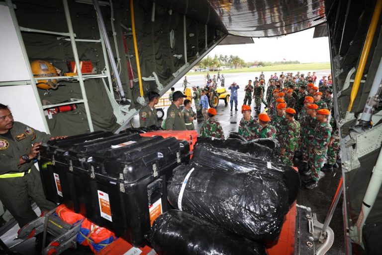 Anggota Kopasgat TNI AU bersiap menurunkan logistik dan peralatan Mendarat di Ranai, Natuna, dari pesawat Hercules C-130, Selasa (07/03).