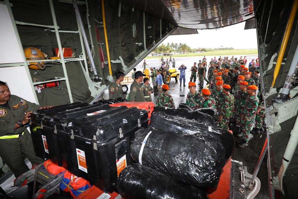 Anggota Kopasgat TNI AU bersiap menurunkan logistik dan peralatan Mendarat di Ranai, Natuna, dari pesawat Hercules C-130, Selasa (07/03).
