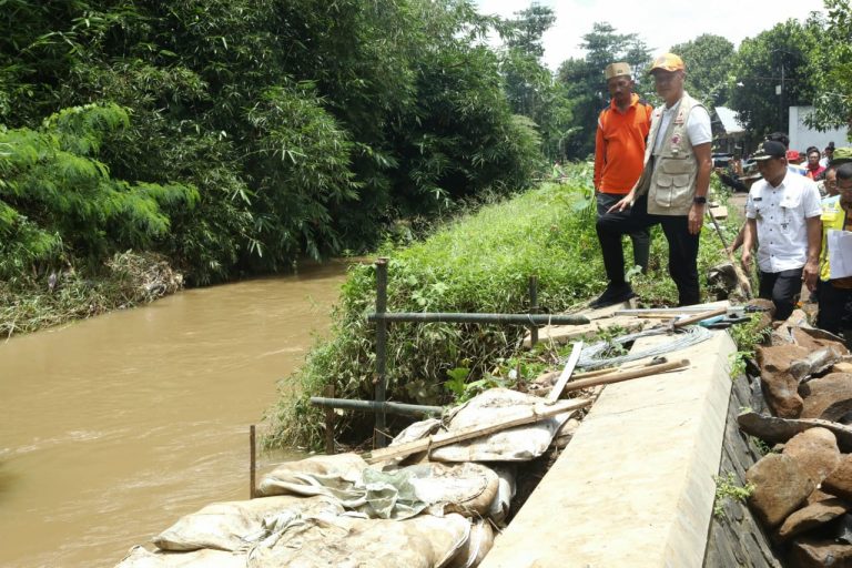 Tinjau Tanggul Jebol, Ganjar: Tidak Mungkin Dikerjakan Sendiri oleh BBWS