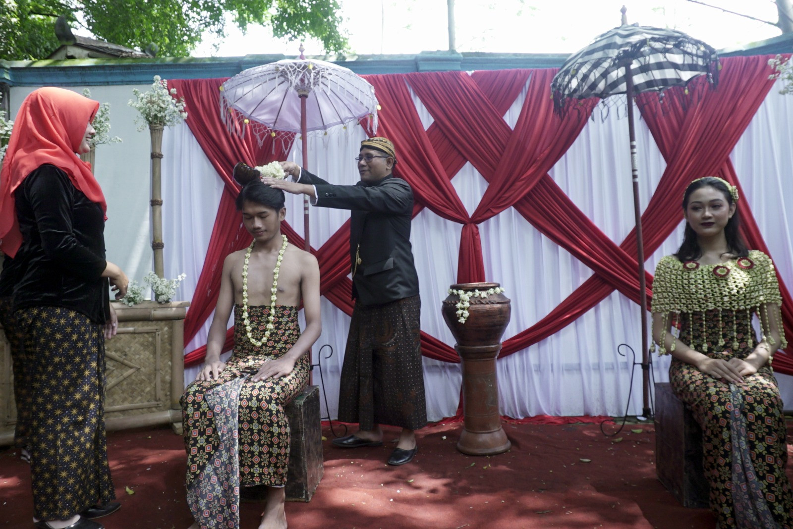 Siraman yang dilakukan Bupati Boyolali, M. Said Hidayat kepada Mas Boyolali Tahun 2022 di Umbul Ngabean Pengging, Selasa (21/03)