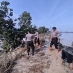 TNI-Polri dan BPBD Grobogan, Tinggikan Tanggul yang Nyaris Jebol