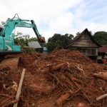 Eskavator dikerahkan untuk membuka jalan yang tertimbun material longsor di Kampung Genteng, Desa Pangkalan, Kecamatan Serasan, Kabupaten Natuna, Kepulauan Riau.