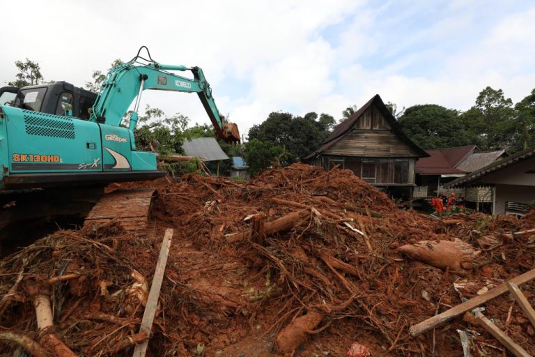 Eskavator dikerahkan untuk membuka jalan yang tertimbun material longsor di Kampung Genteng, Desa Pangkalan, Kecamatan Serasan, Kabupaten Natuna, Kepulauan Riau.