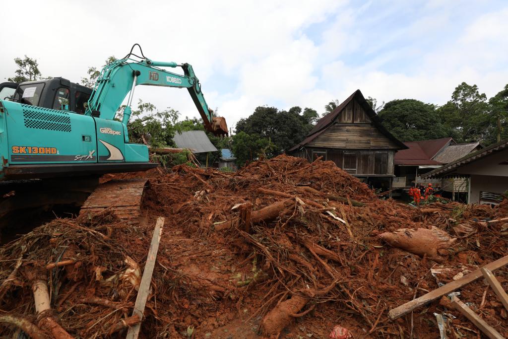 Eskavator dikerahkan untuk membuka jalan yang tertimbun material longsor di Kampung Genteng, Desa Pangkalan, Kecamatan Serasan, Kabupaten Natuna, Kepulauan Riau.