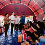 Presiden Jokowi meninjau posko pengungsian kebakaran TBBM Pertamina Plumpang, di RPTRA Rasela, Rawa Badak Selatan, Jakarta, Minggu (05/03/2023). (Foto: BPMI Setpres/Laily Rachev)