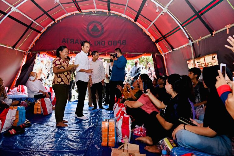 Presiden Jokowi meninjau posko pengungsian kebakaran TBBM Pertamina Plumpang, di RPTRA Rasela, Rawa Badak Selatan, Jakarta, Minggu (05/03/2023). (Foto: BPMI Setpres/Laily Rachev)