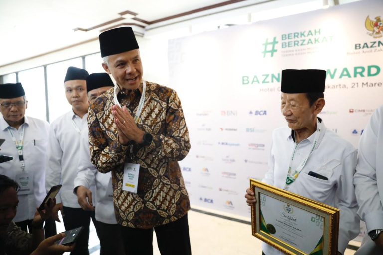 Sukses Kelola Zakat untuk Kesejahteraan Umat, Ganjar Terima Penghargaan Nasional