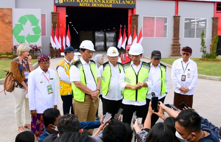 Presiden Jokowi saat meresmikan TPST Kesiman Kertalangu, di Denpasar, Bali, Senin (13/03).