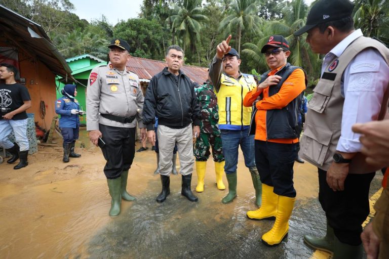 Badan Nasional Penanggulangan Bencana (BNPB) Letjen TNI Suharyanto mengintruksikan kepada jajaran Pemkab Natuna agar jaringan telekomunikasi dapat segera dipulihkan.