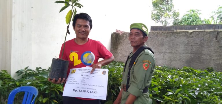 Warga Plosogede Terima UGR Jalan Tol dan Bibit Pohon Alpukat