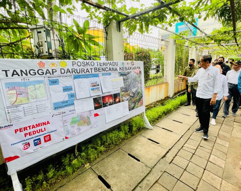 Presiden Jokowi meninjau posko pengungsian kebakaran TBBM Pertamina Plumpang, di RPTRA Rasela, Rawa Badak Selatan, Jakarta, Minggu (05/03/2023). (Foto: BPMI Setpres/Laily Rachev)