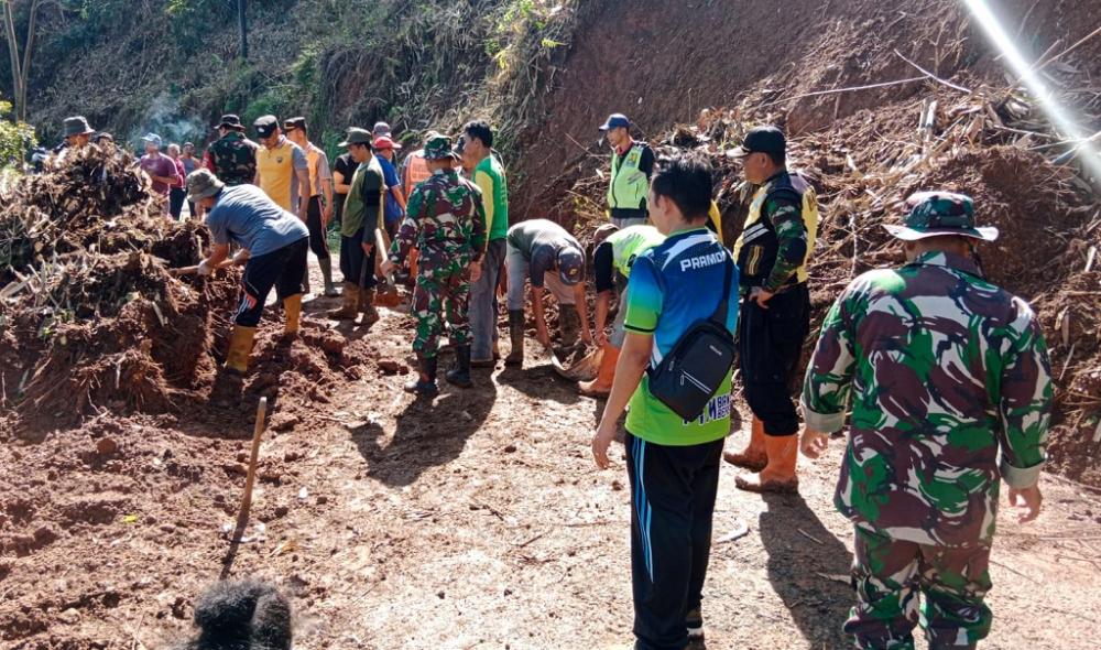 Tebing Longsor, Jalan Bawang - Pesantren Tertutup Material
