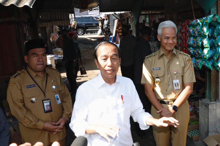 Blusukan Bareng Jokowi, Ganjar Siap Revitalisasi Pasar Mendenrejo