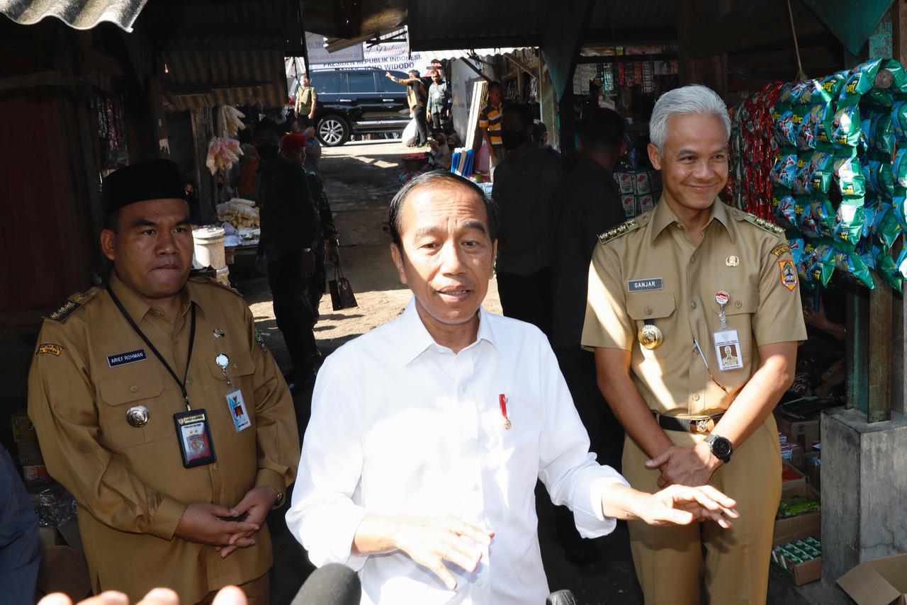 Blusukan Bareng Jokowi, Ganjar Siap Revitalisasi Pasar Mendenrejo