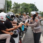 Polresta Pati Bagikan Ratusan Paket Takjil Kepada Masyarakat