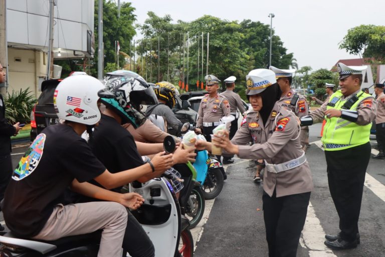 Polresta Pati Bagikan Ratusan Paket Takjil Kepada Masyarakat
