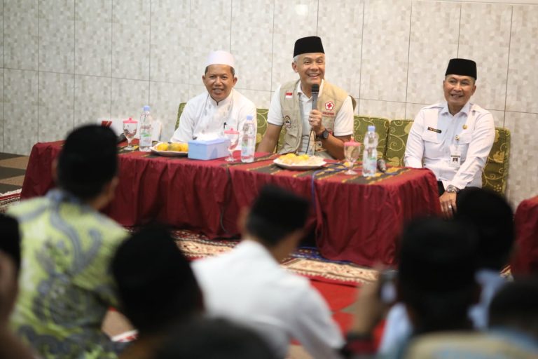 Dorong Transisi Energi, Ganjar Berikan PLTS “Rooftop” untuk Ponpes di Kudus