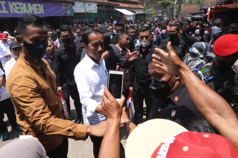 Cek Harga Komoditas Pangan, Jokowi dan Ganjar Dikerubuti Pedagang dan Pengunjung