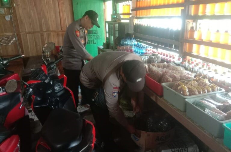 Gelar Razia Menjelang Ramadhan, Polisi Sita Puluhan Botol Miras