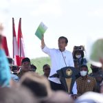 Presiden Jokowi menyerahkan SK Perhutanan Sosial dan SK TORA kepada masyarakat di Blora, Jawa Tengah, Jumat (10/03).