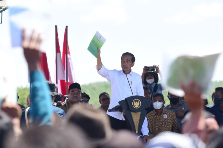 Presiden Jokowi menyerahkan SK Perhutanan Sosial dan SK TORA kepada masyarakat di Blora, Jawa Tengah, Jumat (10/03).