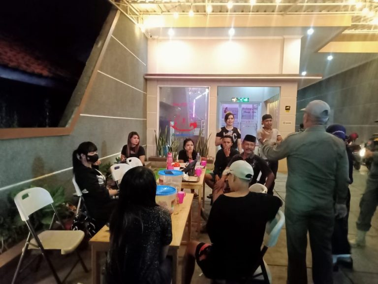 Petugas Gabungan Tindak Kafe Karaoke yang Buka di Bulan Ramadhan
