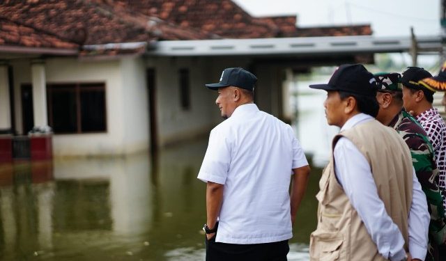 Bersama Rombongan, Pj Bupati Tinjau Banjir di Mintobasuki dan Banjarsari