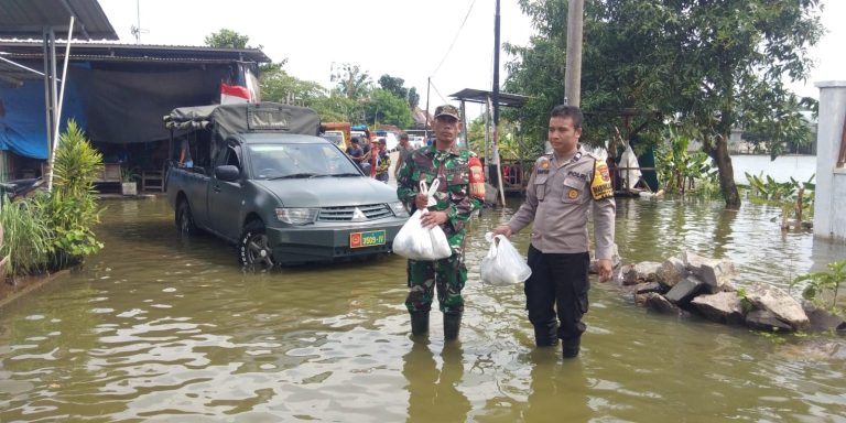 Koramil 0718-01/Pati Salurkan Ratusan Nasi Bungkus ke Warga Terdampak Banjir