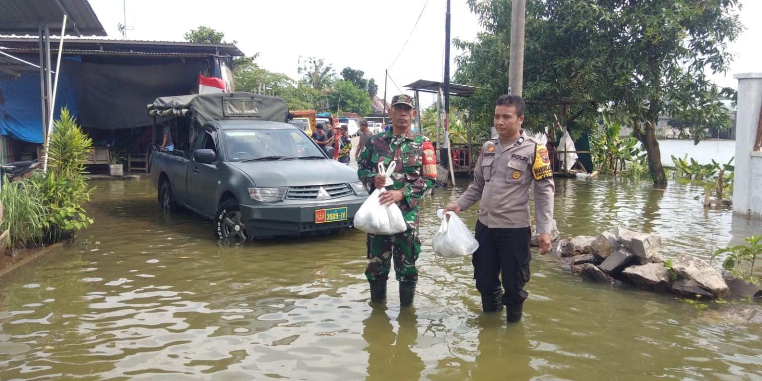 Koramil 0718-01/Pati Salurkan Ratusan Nasi Bungkus ke Warga Terdampak Banjir