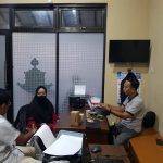 Pelaku pencurian bermodus hipnotis tengah diintrogasi di kantor Satreskrim Polresta Pati (Foto: Dok Polresta Pati)