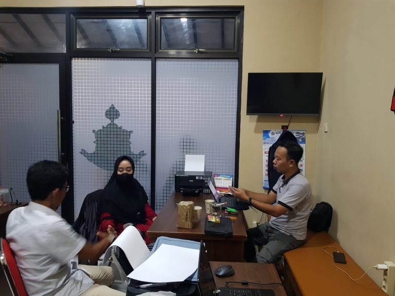 Pelaku pencurian bermodus hipnotis tengah diintrogasi di kantor Satreskrim Polresta Pati (Foto: Dok Polresta Pati)