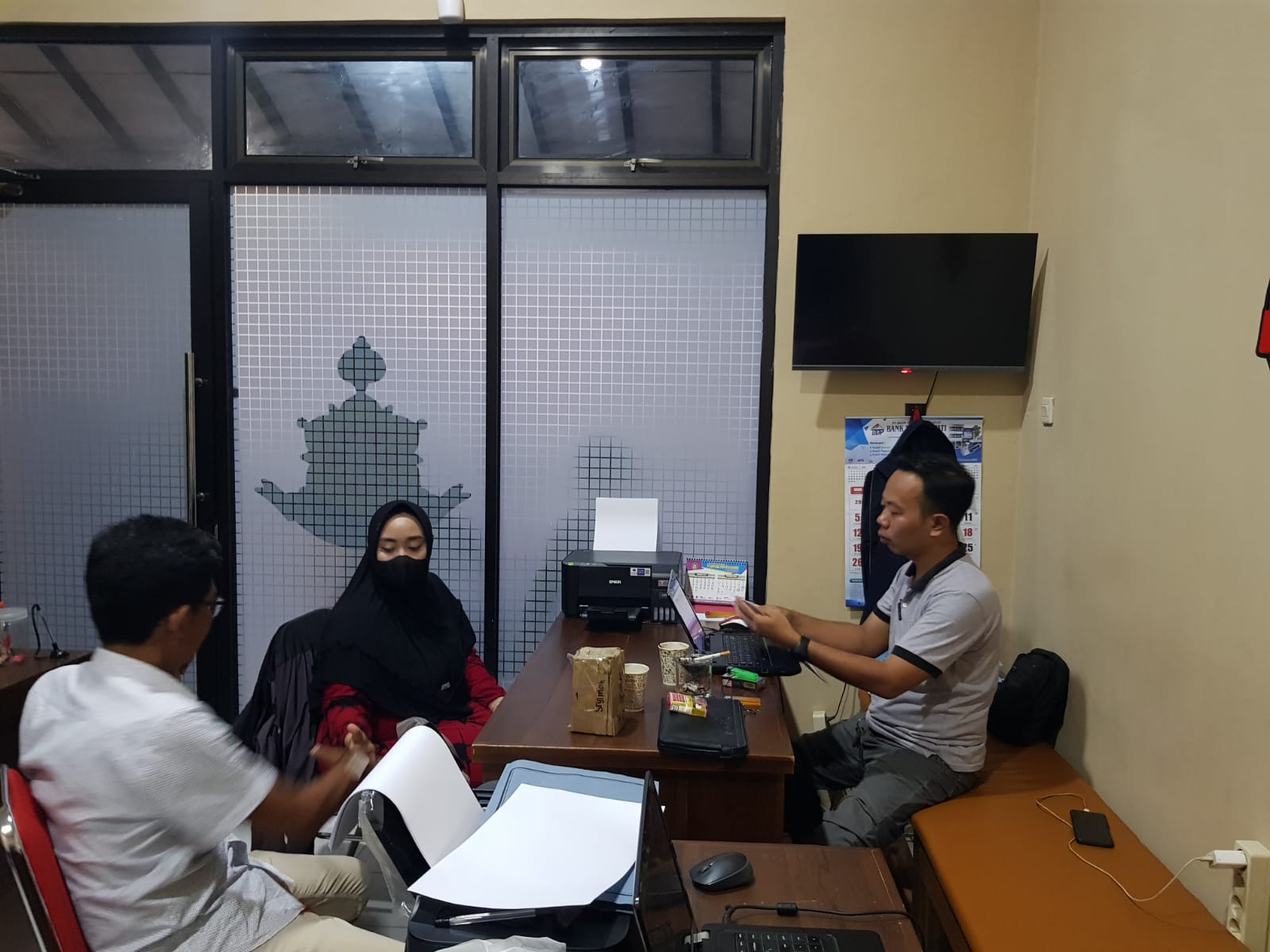 Pelaku pencurian bermodus hipnotis tengah diintrogasi di kantor Satreskrim Polresta Pati (Foto: Dok Polresta Pati)