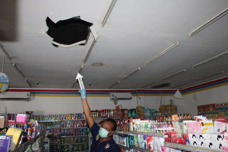 Demi Rokok, Pencuri Nekat Jebol Plafon Indomaret