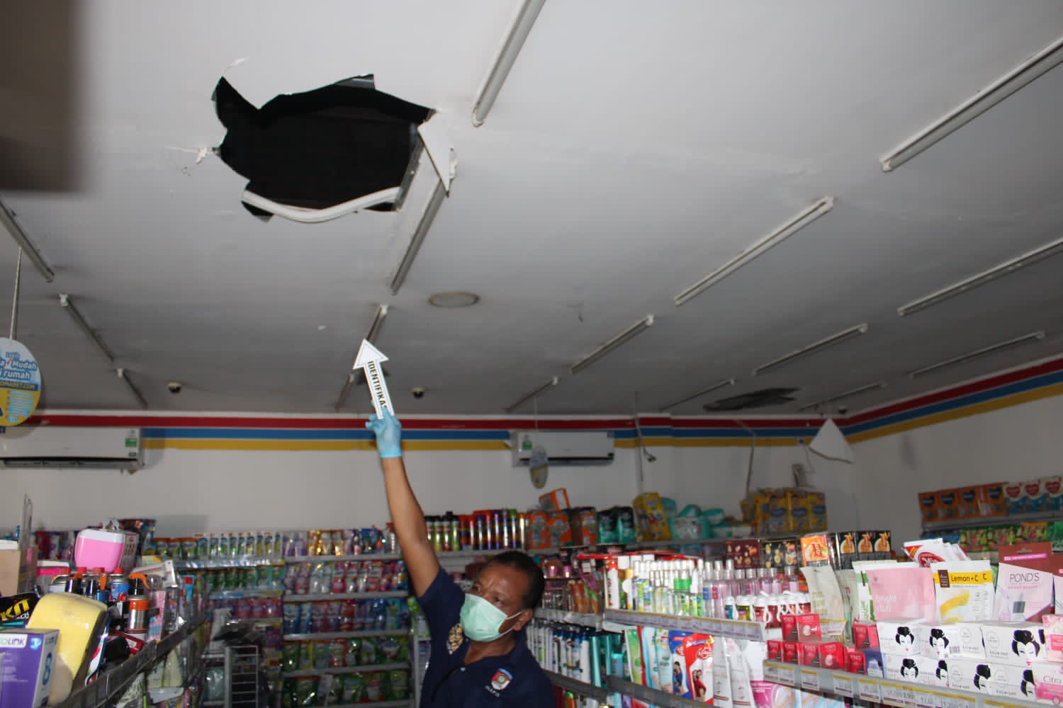 Demi Rokok, Pencuri Nekat Jebol Plafon Indomaret
