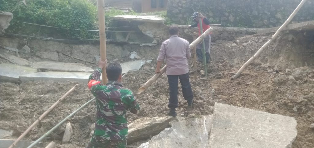 Tanah Longsor Tutup Jalan Desa Lambang Wetan, TNI-Polri Turun Tangan
